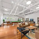 Lovely 2 Bedroom Unit Pool,Gym Workspace & More