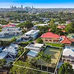 Brisbane Oasis+Spa Tennis Court