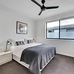 J24B - Bulimba Home From Home