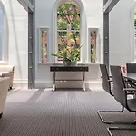 Oaks Brisbane on Charlotte Suites