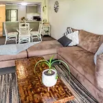Urban Comfort Apt With Pool And Car Park