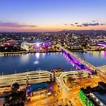 Dress Circle! 2Bed/2Bath/1Car/Amazing Views ~ Cbd