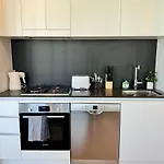 One Bedroom Apartment In South Brisbane
