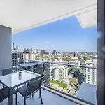 Apartment Riverview 2br Delicate Apt, 1min To Train Station