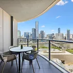 Chic 2-Bed With Rooftop Pool Overlooking The City