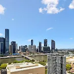Chic 2-Bed With Rooftop Pool Overlooking The City