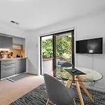 Noble House ~ Fully Self-Contained Guest Suite - 2 Bed/1Bath/1Car~Parklands + Transport