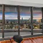 Skyhigh Executive! ~ 2Bed/2Bath/1Car/Views ~ Cbd