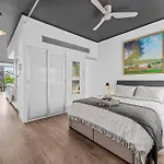 Central & Stylish! 1Bed/1Bath/1Car ~ 5 Mins To Cbd