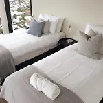 Executively Inspired - 2 Bed 2 Bath Apt On Queen St With Carpark Fast Wifi Rooftop Pool And Sleeps 5