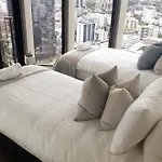 Executively Inspired - 2 Bed 2 Bath Apt On Queen St With Carpark Fast Wifi Rooftop Pool And Sleeps 5