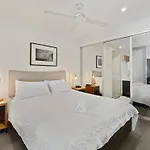 Discover Urban Bliss In Our 1-Bedroom King Bed Apartment! City Views And Cultural Gems