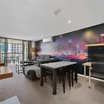 Discover Urban Bliss In Our 1-Bedroom King Bed Apartment! City Views And Cultural Gems