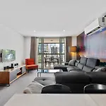 Discover Urban Bliss In Our 1-Bedroom King Bed Apartment! City Views And Cultural Gems