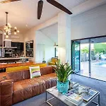 Stunning Tropical Oasis Free Parking