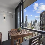 City High-Rise 1-Bed With Pool, Gym And Parking