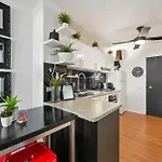 Retro Chic Vibes, Tropical Pool & Prime Location Apartment *