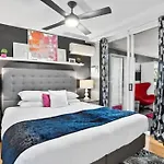 Retro Chic Vibes, Tropical Pool & Prime Location Apartment Brisbane