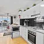 Apartment Retro Chic Vibes, Tropical Pool & Prime Location Brisbane