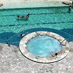 Retro Chic Vibes, Tropical Pool & Prime Location Apartment