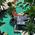 Retro Chic Vibes, Tropical Pool & Prime Location