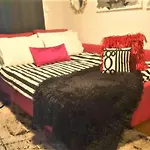 Apartment Retro Chic Vibes, Tropical Pool & Prime Location *