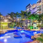 Retro Chic Vibes, Tropical Pool & Prime Location