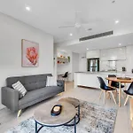 Modern Mountain View Apartment - South Brisbane