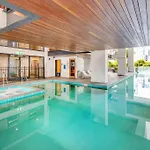 Modern Mountain View Apartment - South Brisbane