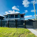 Modern 2 Bedrooms House Close To Qeii Hospital & Grifith Uni