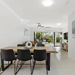 Modern 2-Bed Unit With Parking In South Brisbane