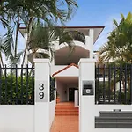 Modern 2-Bed Unit With Parking In South Brisbane