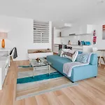 Spacious 2-Bed Unit With Balcony Next To The Gabba