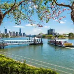 Creative East Brisbane Escape Balcony & Parking