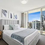 2-Bed City Abode With Swimming Pool Gym & Views