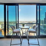 Skyline Serenity Luxury Apt With Free Parking