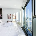 Riverfront 2 Bedroom Apt In Brisbane City With Parking