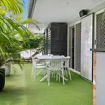 Spacious 3Bdroom Entertaining Unit Close To City, Cafes And Shops