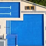 Great Value Cbd 2 Beds Apt Free Carpark Pool And Gym