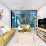 Pool View Urban Oasis 2Bed Apartment