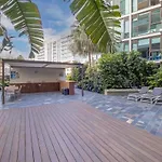 Pool View Urban Oasis 2Bed Apartment