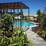 Luxury 2 Bedroom Apt Near South Bank With Free Car Park, Pool, City Views And Sofa Bed