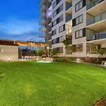 Luxury 2 Bedroom Apt Near South Bank With Free Car Park, Pool, City Views And Sofa Bed