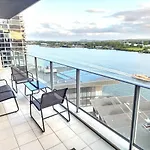 Spacious River View Escape With Free Secure Park - 2Br, 2Ba And Sofa Bed