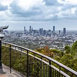 Holiday home West Hub. Private Infrared Sauna Near & Much More! New Purpose Built Loft Style! Brisbane