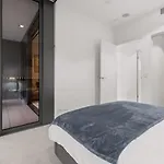 1 Bedroom In Queens Wharf Apartment *