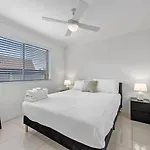 Stylish 2Brm Apt Close To Gabba With Parking & Wifi
