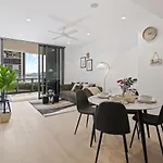 2 Bedroom Apartment In Queens Wharf