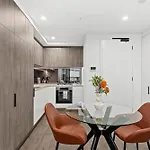 Apartment Stylish And Modern Valley Pad With Rooftop Pool And Wifi