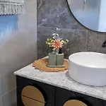 Homestay Hot Tub, Ice Bath, Gym, Sauna, Pool Table Coorparoo Haven Brisbane